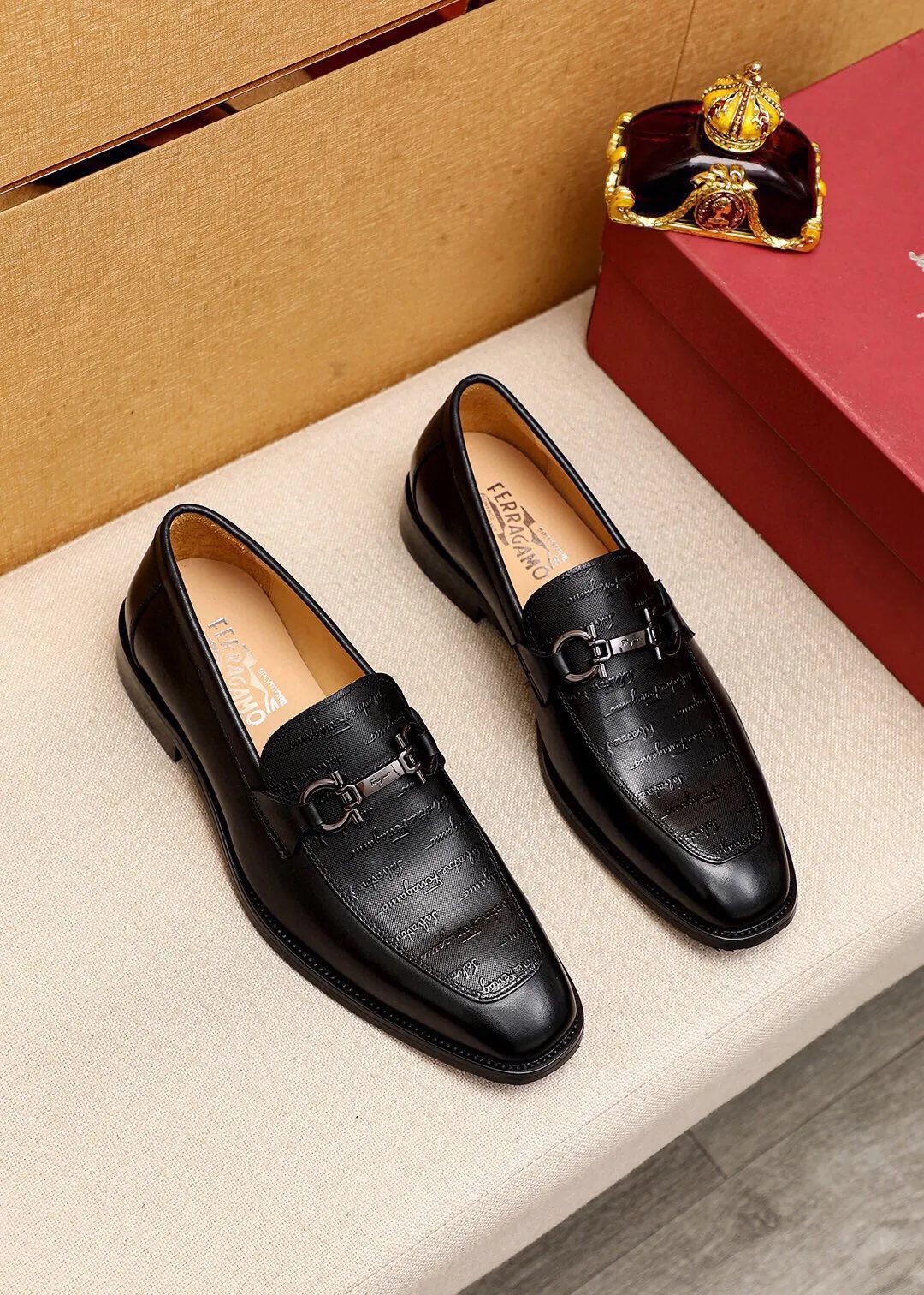 Men's shoes 💰460 💐 Product trademark: Ferragamo "Ferragamo" casual leather shoes Regular size: 38-44 (45.46.47🉑️Customized) Product materials: Selected imported first-layer calfskin embossed upper + luxury hardware buckle, imported water-dyed cow leather lining. Strong three-dimensional visual effect, original outsole color: 2 colors available
